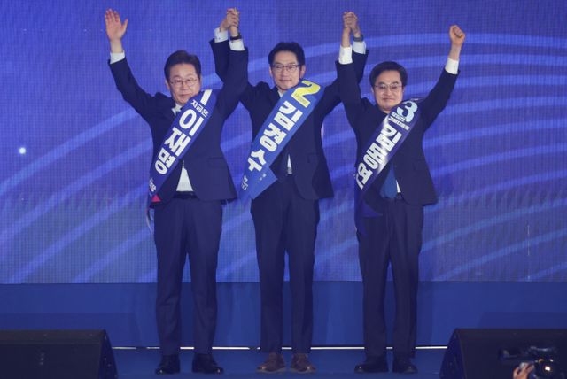 더불어민주당 대선 예비후보들이 4차 순회 경선 '수도권·강원·제주' 합동연설회에서 각자의 대선 슬로건을 전면에 내세우며 마지막 표심 잡기에 나섰다. 사진은 이재명(왼쪽부터), 김경수, 김동연 더불어민주당 대선 경선 후보가 27일 경기 고양시 킨텍스에서 열린 수도권·강원·제주 합동연설회에 참석한 모습. /사진=뉴스1