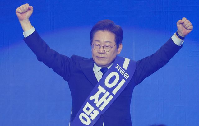 이재명 더불어민주당 대선 경선 후보가 수도권·강원·제주 순회 경선을 끝으로 압승을 확정 지으며 더불어민주당 대선 후보로 공식 선출됐다. 사진은 이재명 더불어민주당 대선 경선 후보가 27일 경기 고양시 킨텍스에서 열린 수도권·강원·제주 합동연설회에 참석해 정견발표를 마친 뒤 인사하는 모습. /사진=뉴스1 