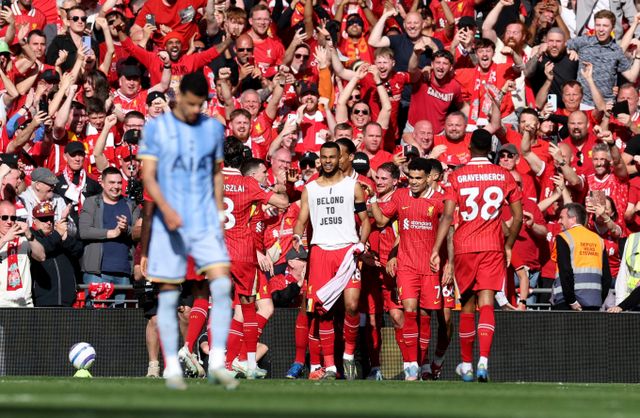 토트넘 홋스퍼가 리버풀과의 원정경기에서 1-5로 대패했다. 사진은 28일(한국시각) 영국 리버풀 안필드에서 열린 토트넘 홋스퍼와 리버풀의 경기에서 승리한 리버풀 선수단이 조기 우승의 기쁨을 만끽하는 모습. /사진=로이터