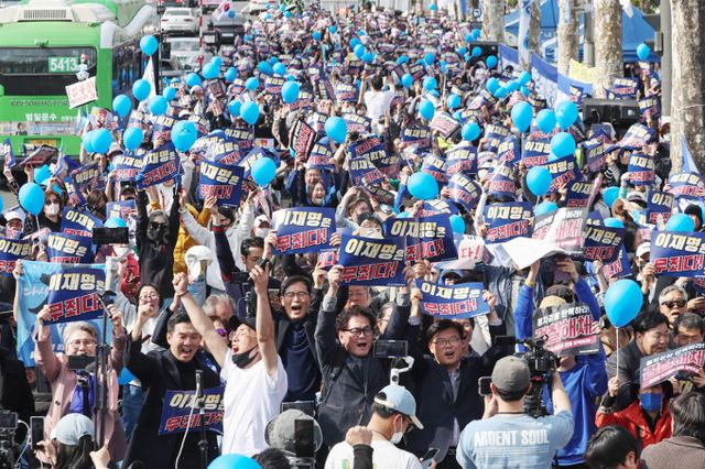 지난해 이재명 더불어민주당 대표의 공직선거법 위반 사건 2심 선고일인 지난 3월26일 서울 서초구 서울중앙지방검찰청 앞에서 이재명 대표 지지자들이 이 대표의 무죄 판결 소식에 기뻐하는 모습. /사진=뉴스1