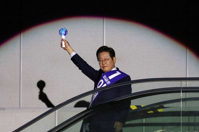 사진은 이재명 더불어민주당 대선 경선 후보가 27일 경기도 고양시 킨텍스에서 열린 제21대 대통령 선거 후보자 선출을 위한 수도권·강원·제주 합동연설회에 입장하며 응원봉을 흔들고 있는 모습. /사진-뉴시스