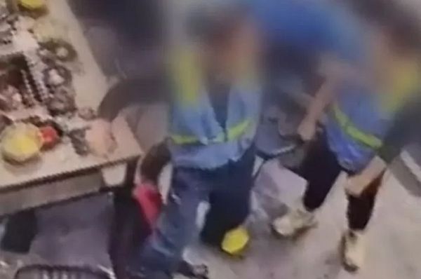 회식자리에서 아버지뻘인 50대 선배에게 소주병으로 폭행 당했다는 20대 남성의 사연이 전해졌다. 사진은 건설현장에서 일하던 20대 남성이 고참인 50대 선배에게 폭행 당하는 모습. /사진=JTBC '사건반장' 캡처