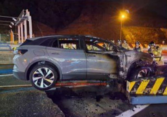 용인서울고속도로 서울 방향을 통과하던 폭스바겐 전기차가 연석을 들이받았다. /사진=뉴스1(경기도소방재난본부 제공)