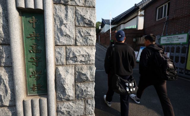 올해 대학수학능력시험이 200일 앞으로 다가오면서 이제는 개념 정복을 마친 뒤 실전 대비로 학습 방향을 조정해야 할 시기가 왔다는 조언이 나온다. 사진은 지난 3일 단축수업에 들어간 서울 종로구 헌법재판소 인근 중앙고등학교에서 학생들이 등교하고 있는 모습. /사진=뉴시스