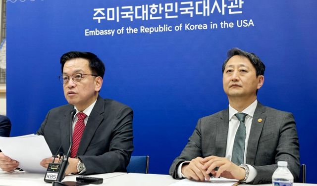 [워싱턴=뉴시스] 이윤희 특파원 = 최상목 부총리 겸 기획재정부 장관이 24일(현지 시간) 미국 워싱턴D.C. 주미대사관에서 안덕근 산업통상자원부 장관과 함께 한-미 2+2 통상협의(Trade Consultation) 관련 합동브리핑을 하고 있다. 2025.04.25. sympathy@newsis.com /사진=류현주