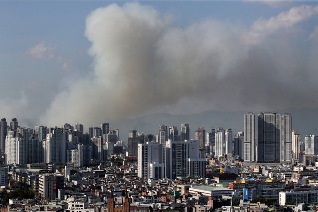 소방청이 27일 오후 4시5분 국가소방동원령을 발령했고 오후 4시39분 소방대응 1단계를 발령했다.사진은 28일 오후 2시쯤 대구 북구 노곡동 함지산 일대에 발생한 산불 여파로 대구 시내에 검은 연기가 몰려오는 모습. /사진=뉴스1