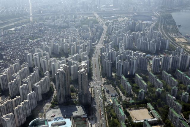 불필요한 임장을 제재하기 위해서는 부동산 중개를 체계화하는 노력이 필요하다는 업계 공감대가 모이고 있다. 사진은 이날 서울 시내 아파트 단지 모습. /사진=뉴시스