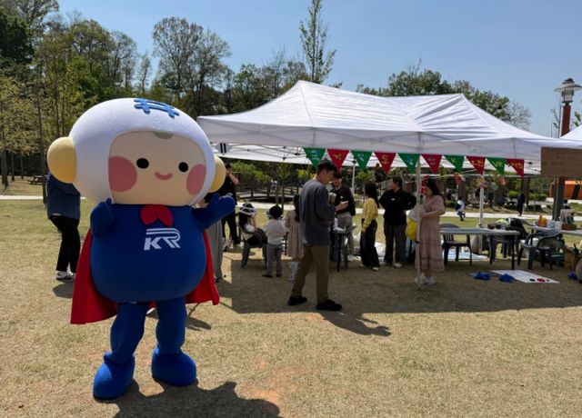 국가철도공단 강원본부는 지난 26일 강원 원주시 원주문화원에서 열린 2025년 기후변화주간 행사 '지구야 사랑해'에 참여했다. 사진은 '지구야 사랑해' 행사에 참여한 국가철도공단 강원본부 직원들의 모습 /사진 제공=국가철도공단 강원본부