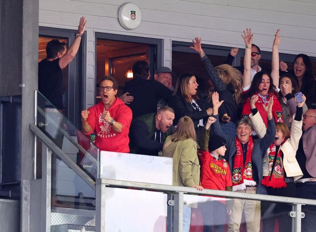 배우 라이언 레이놀즈가 구단주로 있는 렉섬AFC가 2부리그 잉글랜드 챔피언십 승격을 확정지었다. 사진은 지난 27일(한국시각) 렉섬의 구단주인 배우 라이언 레이놀즈가 팬들과 함께 승격의 기쁨을 나누는 모습. /사진=로이터