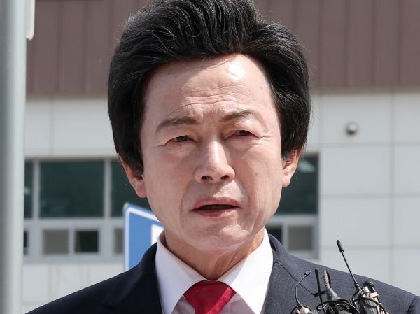 허경영 국가혁명당 명예대표의 출마 여부에 관심이 쏠렸다. 사진은 허경영 국가혁명당 명예대표가 지난해 7월19일 경기 의정부 경기북부경찰청에서 열리는 '신도 성추행' 혐의와 관련 2차 조사에 출석하며 입장 발표를 하고 있는 모습. /사진=뉴스1