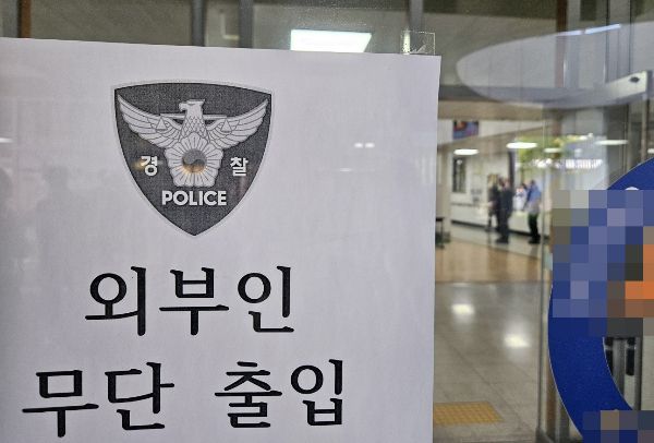 충북 청주시 한 고등학교에서 학생이 흉기 난동을 벌인 가운데 피해자의 생생한 증언이 전해졌다. 사진은 28일 오전 8시36분쯤 충북 청주시 흥덕구 오송읍 한 고등학교에서 학생이 흉기 난동을 벌여 경찰이 현장을 조사 중인 모습. /사진=뉴스1