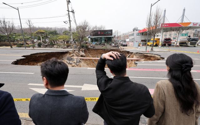 서울 강동구 도로 싱크홀(땅 꺼짐)이 발생해 이륜차(오토바이) 운전자가 숨진 이후에 서울 도심 곳곳에서 싱크홀이 발생하고 있다. 사진은 지난달 25일 서울 강동구 대명초등학교 인근 사거리에서 전날 발생한 싱크홀(땅 꺼짐) 사고 현장의 모습. /출처=뉴스1