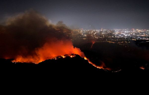 대구 북구 함지산에서 발생한 산불이 발생 이틀째를 맞은 가운데 29일 오전 4시 기준 진화율이 60%에 달했다. 사진은 대구 북구 노곡동과 조야동 인근 산을 따라 불이 주택가 방향으로 확산하는 모습. /사진=뉴시스