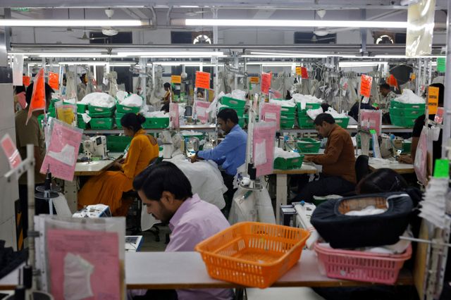 인도 사업 전개 전 노동법에 대한 심도 있는 이해가 필요하다. 사진은 인도 파리다바드 공장에서 근로자들이 의류를 제작하는 모습. /사진=로이터