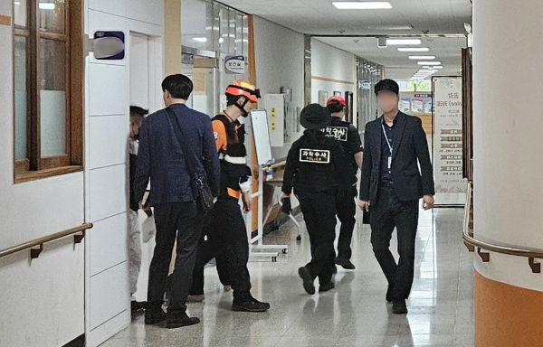 청주 한 고등학교에서 흉기 난동을 벌인 고등학생이 이날 평소보다 일찍 등교해 특수교사와 상담했던 것으로 알려졌다. 사진은 28일 학생 흉기 난동이 발생한 청주의 한 고등학교에서 경찰 등이 사고 상황을 파악하고 있는 모습. /사진=뉴스1