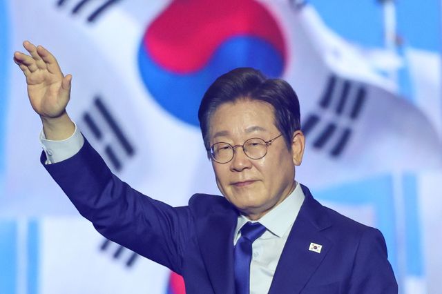 이재명 더불어민주당 대선 후보가 28일 자신의 페이스북 계정을 통해 반도체 특별법을 통과시키겠다고 밝혔다. 사진은 전날 최종 후보로 선출된 뒤 수락 연설 중인 이 후보. /사진=뉴스1