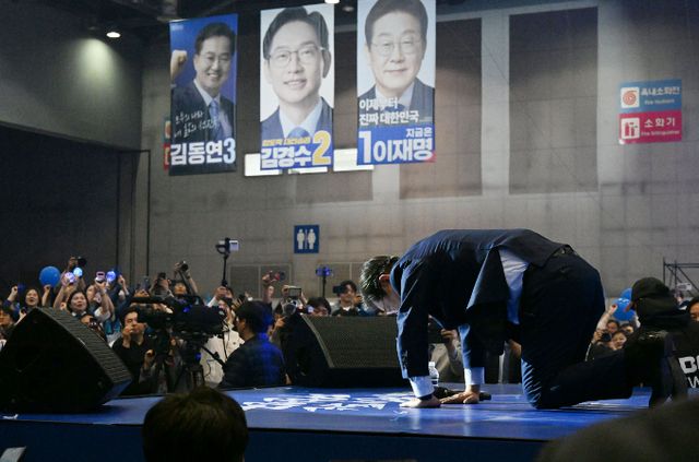 '어대명'을 굳힌 더불어민주당 대선 경선 레이스가 막을 내렸으나 김동연·김경수 후보는 5년 뒤 가능성을 점쳤다. 사진은 지난 27일 이재명 후보가 수락연설을 마친 뒤 큰절하는 모습. /사진=뉴시스