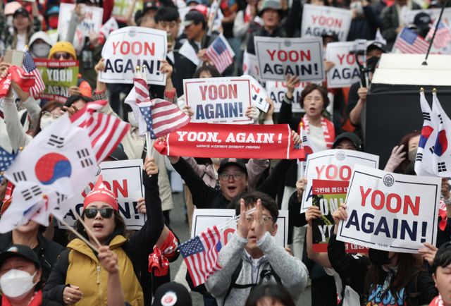 서초구 교대역 일대 집회가 주말과 평일을 가리지 않고 이어지면서 인근 주민과 학부모, 학생들의 불만이 고조되고 있다. 사진은 지난 19일 서울 서초구 교대역 인근에서 윤석열 대통령의 복귀를 요구하는 2030의 '윤어게인'(YOON AGAIN) 집회 모습. /출처=뉴시스