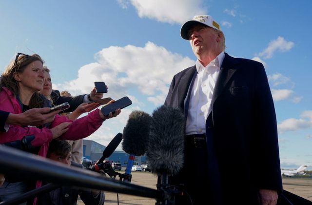 도널드 트럼프 미국 대통령이 블라디미르 푸틴 러시아 대통령을 신뢰하냐는 질문에 2주 후에 알려주겠다고 밝혔다. 사진은 트럼프 대통령이 지난 27일(현지시각) 미국 뉴저지주 모리스타운 모리스타운시립공항에서 워싱턴D.C로 가는 전용기에 탑승 전 기자들을 만난 모습. /사진=로이터