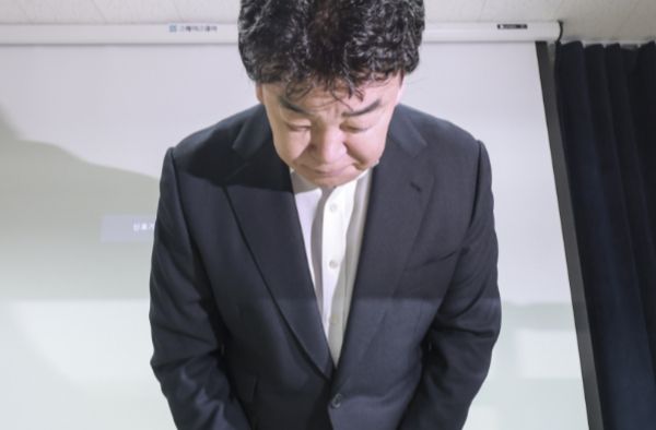 백종원 대표의 프랜차이즈 가맹점주의 불만이 잇따르고 있다. 사진은 백종원 더본코리아 대표가 지난달 28일 서울 서초구의 한 회의공간에서 열린 더본코리아 주주총회에서 취재진에게 인사를 하고 있는 모습. /사진=뉴시스