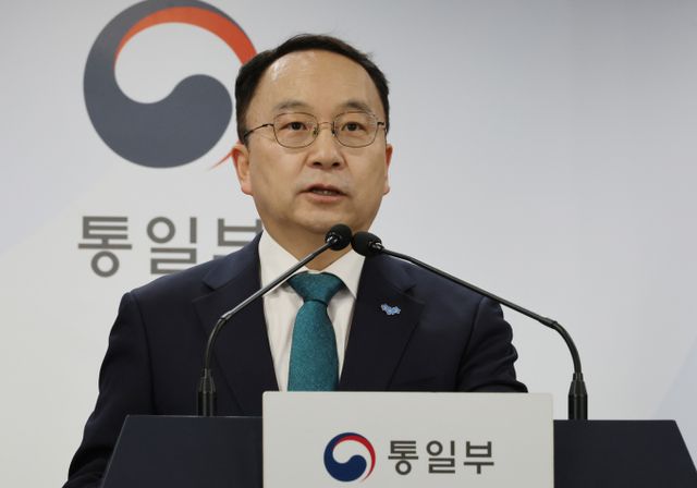 정부가 러시아의 북한군 파병 인정과 파병이 합법적이라고 주장한 것을 비판했다. 사진은 구병삼 통일부 대변인이 28일 서울 종로구 정부서울청사에서 현안 관련 정례브리핑을 하는 모습. /사진=뉴시스