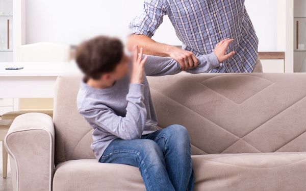 사실혼 관계인 여성의 어린 아들에게 살충제를 뿌리고 불을 붙이려고 한 40대 남성이 실형을 선고받았다. 사진은 기사와 직접적인 관련이 없음. /사진=이미지투데이