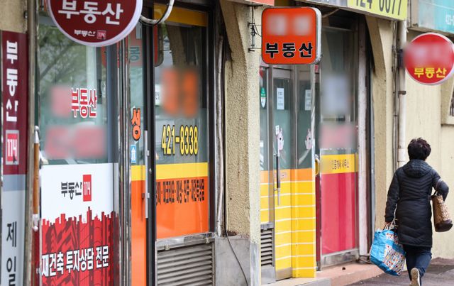  실수요자를 고려한 중개시장 제도 개선을 통해 '얌체 임장'을 막고 공인중개사의 실질 노동에 대한 적정 대가를 산정할 필요성이 제기된다. 사진은 13일 서울 시내 부동산의 모습. /사진=뉴스1