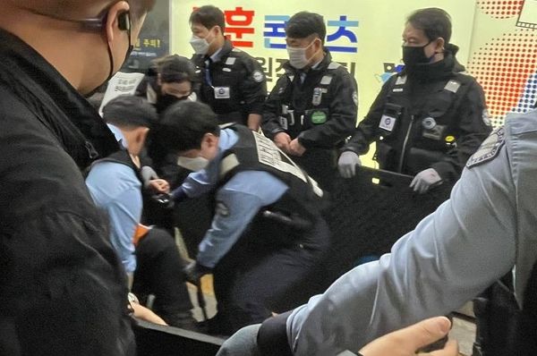 전국장애인차별철폐연대(전장연) 활동가들이 또 강제 퇴거당했다. 사진은 서울교통공사 관계자가 지난 23일 오전 8시15분쯤 불법시위를 이유로 지하철보안관 등 6명을 동원해 이형숙 전장연 상임공동대표를 서울 지하철 4호선 혜화역 승강장에서 끌어내고 있는 모습. /사진=뉴시스