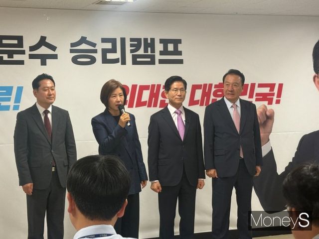 김문수 국민의힘 대선 경선 후보가 수출의 중요성을 강조했다. 사진은 28일 서울 여의도 대하빌딩에서 수출 관련 공약을 발표하는 김 후보(오른쪽에서 두 번째). /사진=김서연 기자