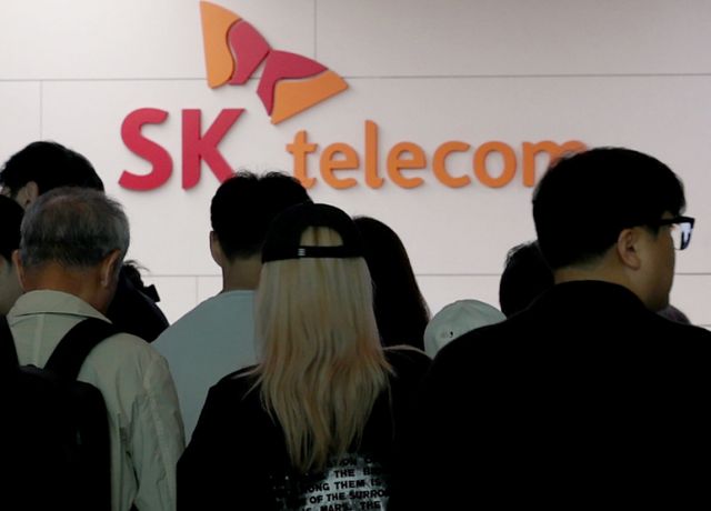 해킹 공격으로 가입자 유심 정보가 탈취된 SK텔레콤이 가입자 유심 무상 교체를 시작한 28일 오전 인천공항 제2터미널 SKT매장 앞에 고객들이 줄지어 대기하고 있다. /사진=뉴스1
