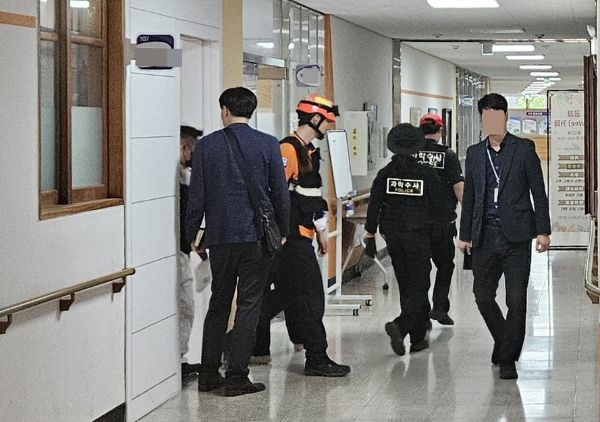 충북 청주 한 고등학교에서 학생이 흉기를 휘둘러 6명이 부상을 입었다. 사진은 28일 오전 8시36분쯤 충북 청주 한 고등학교에서 학생이 흉기를 휘두른 사건과 관련해 경찰 등이 현장 감식을 벌이는 모습. /사진=뉴스1