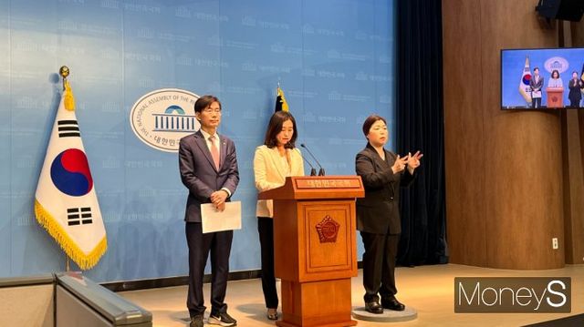 국민먼저캠프가 28일 서울 여의도 소통관에서 기후 및 에너지 공약을 공개했다. 사진은 공약을 발표하는 국민먼저캠프 김소희 의원(가운데). /사진=김동욱 기자