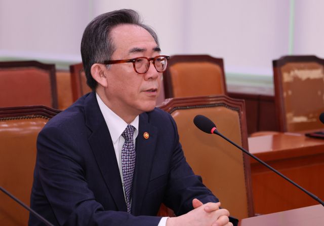 조태열 외교부 장관이 중국 서해 잠정조치수역(PMZ)에 무단 설치한 구조물 대응으로 비례적 조치 방안을 검토하고 있다. 사진은 조 장관이 지난 24일 서울 여의도 국회에서 열린 외교통일위원회 전체회의에서 김석기 위원장 질의에 답변하는 모습. /사진=뉴시스