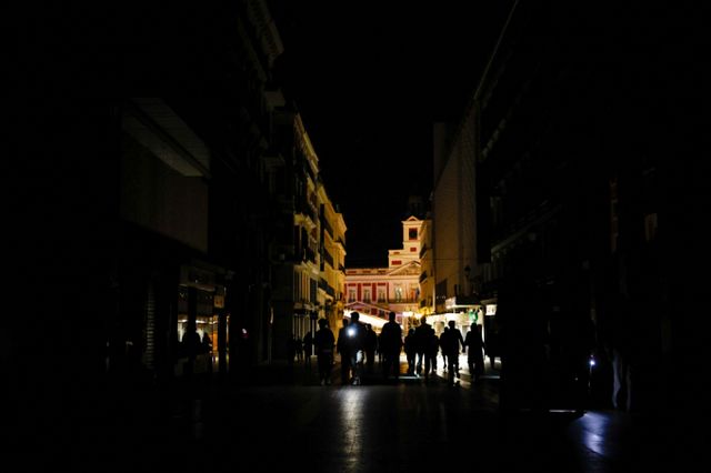 스페인·포르투갈에서 대규모 정전 사태가 발생해 주요 도시 전역의 지하철과 기차가 멈추고 신호등이 꺼져 도로 교통이 마비됐다. 사진은 지난 28일(현지시각) 스페인 전역에 정전이 발생한 가운데 마드리드 시내에서 사람들이 휴대폰 손전등을 이용해 어둠 속을 걷고 있는 모습. /사진=로이터