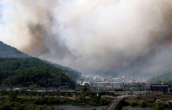 대구 함지산에서 발생한 산불이 민가 쪽으로 확산해 소방 당국에 비상이 걸렸다. 사진은 28일 오후 2시1분쯤 대구 북구 노곡동 함지산에서 불이 나 연기가 바람을 타고 도심으로 번지고 있는 모습. /사진=뉴시스