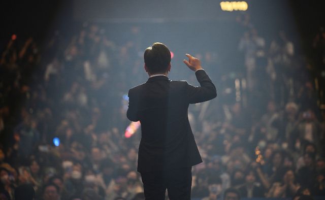 더불어민주당 지지도가 5주 연속 국민의힘에 오차범위 밖 우세를 보이고 있다는 여론조사 결과가 나왔다. 사진은 지난 27일 수도권·강원·제주 합동연설회에서 수락 연설을 하는 이재명 더불어민주당 대선후보. /사진=뉴스1