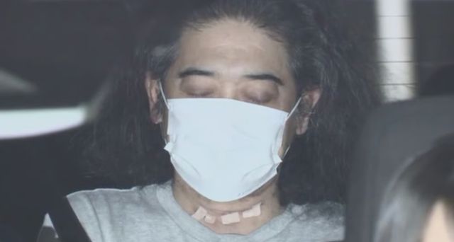 일본 경찰이 아버지의 시신을 벽장에 2년 동안 방치한 아들을 체포했다. 사진은 경찰에 붙잡힌 스즈키 노부히코(남·56)씨의 모습. /사진=일본 TBS 화면 캡처 