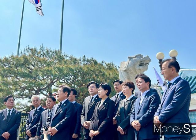  90%에 육박하는 압도적 지지율로 더불어민주당 대선 후보에 확정된 이재명 후보가 윤여준 전 환경부 장관을 상임 선거대책위원장에 영입했다. 사진은 이재명 더불어민주당 대선 후보가 기자들과 만나 질의응답하는 모습. /사진=김성아 기자