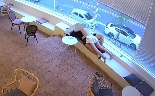 카페에서 좌석에 드러누워 과도한 애정행각을 벌인 남녀가 뭇매를 맞았다. 사진은 대구 한 카페에서 과도한 애정행각을 하는 커플의 모습. /사진=스레드 캡처
