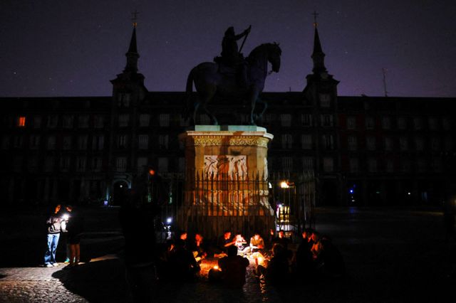 스페인·포르투갈에서 대규모 정전 사태가 발생해 주요 도시 전역의 지하철과 기차가 멈추고 신호등이 꺼져 도로 교통이 마비됐다. 사진은 지난 28일(현지시각) 마드리드 플라자 마요르 광장에서 사람들이 어둠 속에서 촛불과 휴대폰 손전등을 사용하고 있는 모습. /사진=로이터