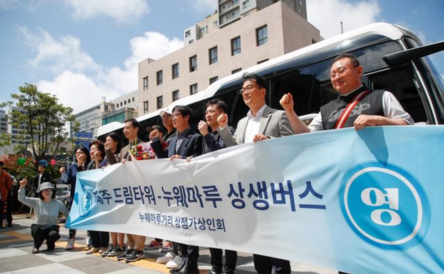  제주 드림타워 복합리조트 운영사인 롯데관광개발은 사회공헌사업의 일환으로 외국인 고객 전용 '제주드림타워-누웨마루거리 상생 버스'를 운영한다고 28일 밝혔다./사진=뉴시스 