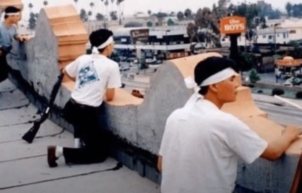 1992년 4월29일(현지시각) 미국 로스앤젤레스에서 인종차별에 분노한 흑인들이 폭동을 일으켰다. 사진은 LA폭동 당시 한인 자경단이 지붕 위에서 경비를 서는 모습. /사진=JTBC '세계다크투어' 캡처