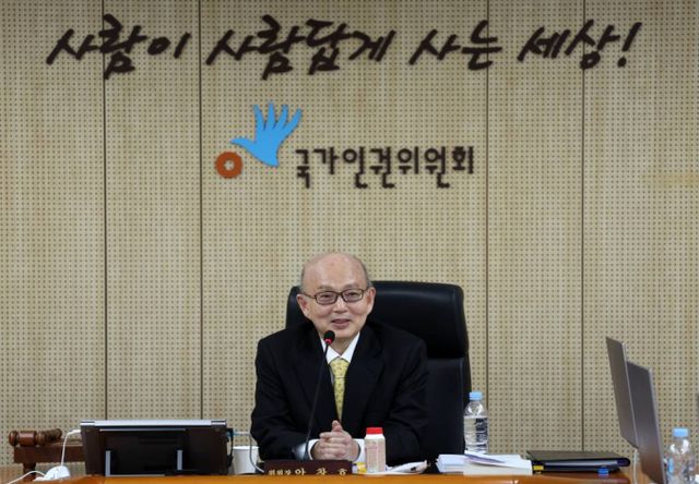 국가인권위원회(인권위)가 올해 퀴어문화축제와 퀴어축제 반대 행사에 참가하지 않기로 결정했다. 사진은 지난 2월24일 서울 중구 국가인권위원회에서 열린 3차 전원위원회에서 안창호 국가인권위원회 위원장이 발언하고 있는 모습. /출처=뉴시스