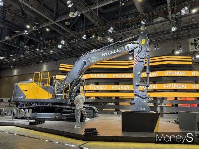 지난 4일 개막한 '2025 서울모빌리티쇼'에 전시된 HD현대건설기계의 현대 HX400. /사진=정연 기자 