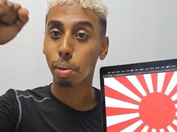 조니 소말리가 한국 여성들에게 성병을 퍼트리겠다고 협박했다. 사진은 조니 소말리가 욱일기를 들고 있는 모습. /사진=서경덕 페이스북 캡처