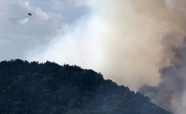 대구 함지산에서 발생한 산불의 여파로 북대구IC 등 일부 지역 도로가 통제됐다. 사진은 28일 오후 2시쯤 대구 북구 노곡동 함지산에서 발생한 화재를 소방 헬기가 진화 중인 모습. /사진=뉴시스
