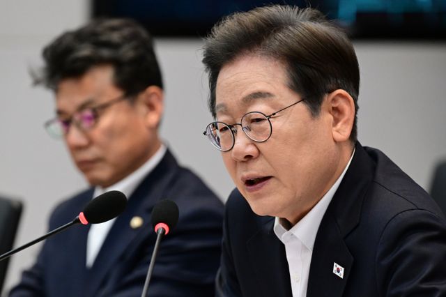 이재명 더불어민주당 대선 후보를 겨냥한 살해 예고 글과 암살단 모집 글이 퍼지면서 더불어민주당이 법적 대응에 나섰다.사진은 이재명 더불어민주당 제21대 대통령 선거 후보가 28일 오후 경기도 이천시 SK하이닉스 이천캠퍼스에서 열린 'K-반도체' AI메모리반도체 기업 간담회에 참석해 발언 하는 모습. /사진=뉴시스