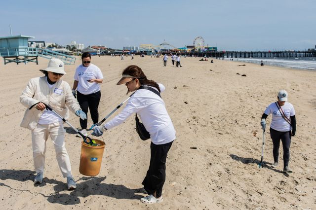 대한항공과 델타항공이 최근 미국 LA 산타모니카 부두에서 공동 봉사활동을 실시했다. /사진=대한항공