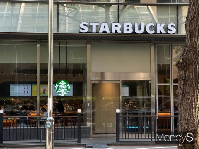 지난해 스타벅스가 매출 3조1001억원을 달성하며 1위 자리를 지켰다. 사진은 광화문 인근의 스타벅스. /사진=신소민 기자