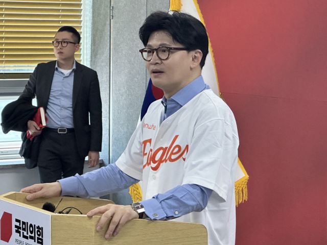 한동훈 국민의힘 대선 경선 후보가 29일 청년 지원 공약을 공개했다. 사진은 전날 대전 동구 국민의힘 대전시당에서 지지자들을 향해 발언하는 한 후보. /사진=뉴시스